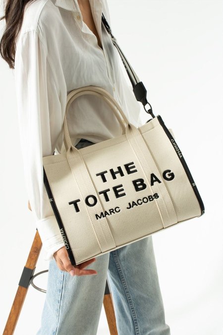 شنطة -  Marc jacobs Tote / شعار تطريز  - بيج